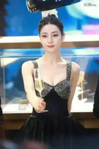 ​迪丽热巴穿黑色蛋糕裙拍甜酷风写真