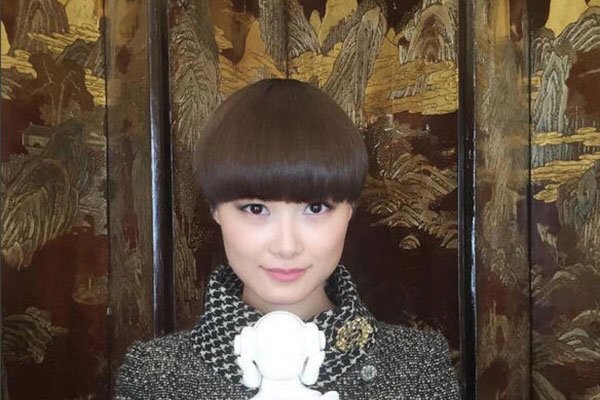 李宇春的丈夫是谁 和外国保镖穿情侣装