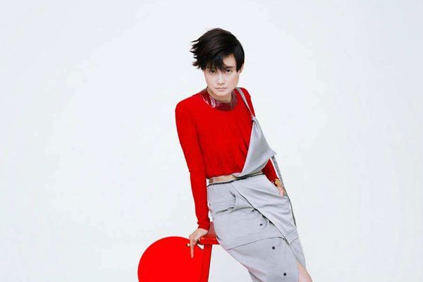 李宇春的丈夫是谁 和外国保镖穿情侣装