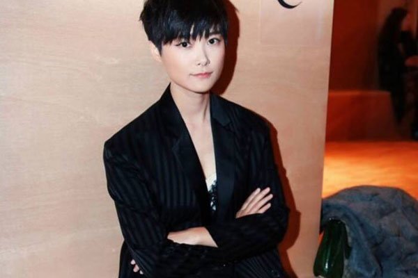 李宇春的丈夫是谁 和外国保镖穿情侣装