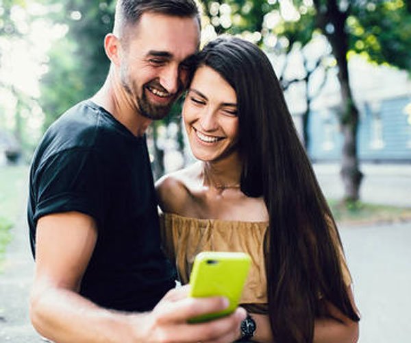 好朋友变恋人的尴尬期 近水楼台先得月太合适了