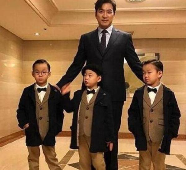 宋家三胞胎即将上小学,爸爸宋一国不仅担心打群架,还为成绩苦恼