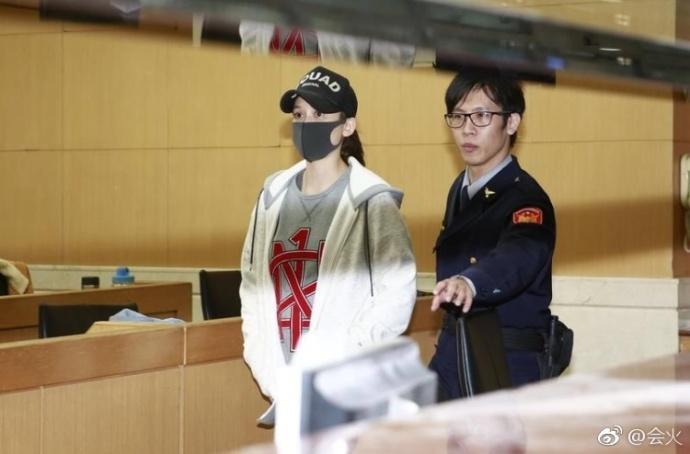 苏醒有女友了?两人亲密照被晒出,女友颜美身材靓