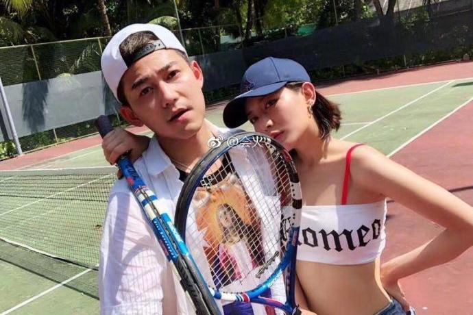 苏醒有女友了?两人亲密照被晒出,女友颜美身材靓