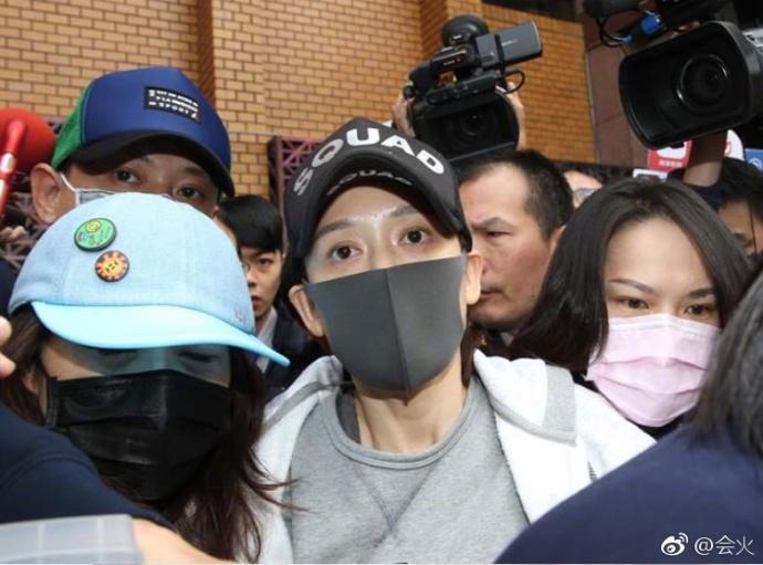 苏醒有女友了?两人亲密照被晒出,女友颜美身材靓