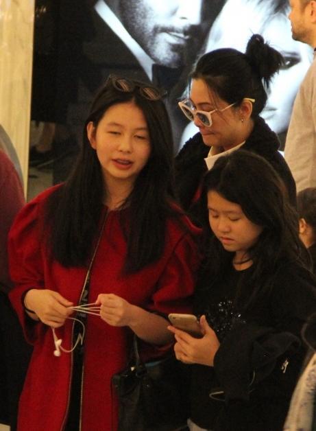 邱淑贞15岁女儿情窦初开，用70万豪车接小男友