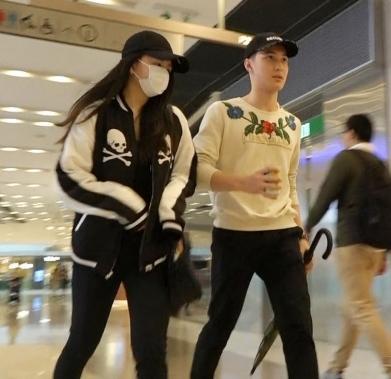 邱淑贞15岁女儿情窦初开，用70万豪车接小男友