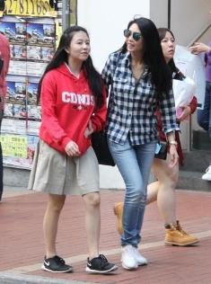 邱淑贞15岁女儿情窦初开，用70万豪车接小男友