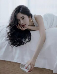 ​杨幂最新写真照 身材比例抢镜 粉丝：把我魂勾走