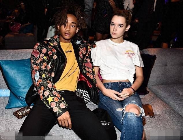 18岁贾登.史密斯洛杉矶出席活动，与女友现场深情亲吻全是宠溺