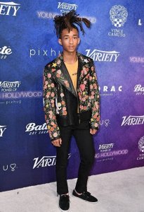 ​18岁贾登.史密斯洛杉矶出席活动，与女友现场深情亲吻全是宠溺