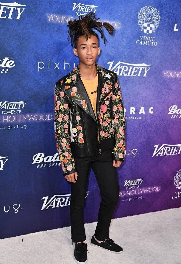 18岁贾登.史密斯洛杉矶出席活动，与女友现场深情亲吻全是宠溺