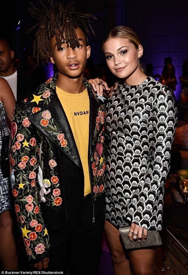 18岁贾登.史密斯洛杉矶出席活动，与女友现场深情亲吻全是宠溺