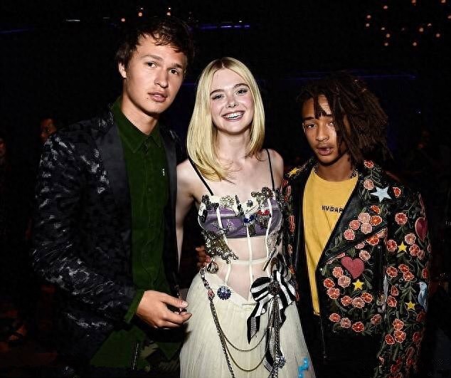 18岁贾登.史密斯洛杉矶出席活动，与女友现场深情亲吻全是宠溺