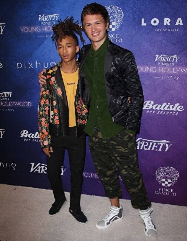 18岁贾登.史密斯洛杉矶出席活动，与女友现场深情亲吻全是宠溺