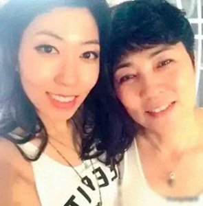 ​曲婉婷亲父曝光被骂惨，移民加拿大多年未回国，离婚之后很潇洒