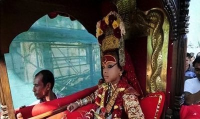 ​尼泊尔“库玛丽女神”：4岁上位，出门脚不沾地，退位后无人敢娶