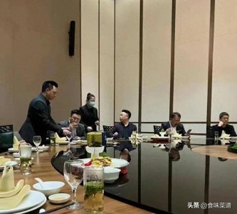 ​酒桌上倒酒有讲究，“反手倒酒”是啥意思？建议弄懂，容易得罪人