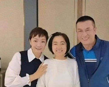 ​张嘉译跟好友合影驼背更严重了，王海燕头发稀疏断崖式衰老，但都