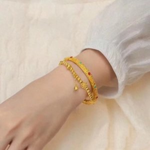 ​女人手镯别乱带，到底该戴左手还是右手？看明白再决定！