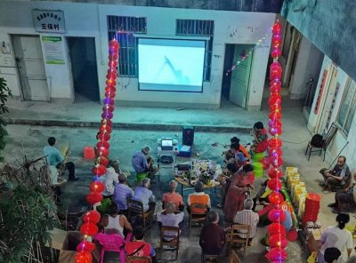 ​玉林：红豆义工探访孤寡老人，送去社会各界关爱