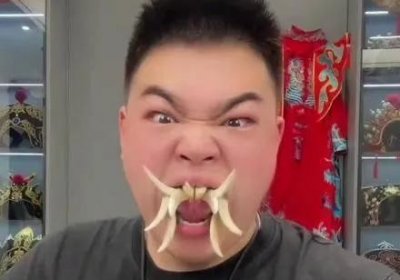 ​有一种和川剧变脸“齐名”的绝技名叫耍牙：李艺口含獠牙传承非遗