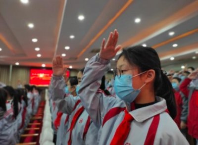 ​杭州采荷中学教育集团今年的开学典礼不一般，学生们在台上玩起了游戏