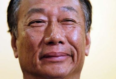 ​台湾首富郭台铭家族8年生9娃，儿子和孙子一起上学