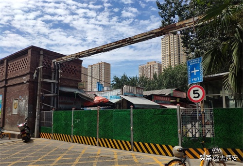 西安方欣海鲜市场实拍:交通畅通,部分围挡