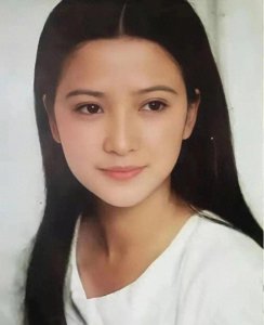 ​鼻梁低，眼神阴冷，何晴算顶级大美女吗？看合照就知道了。