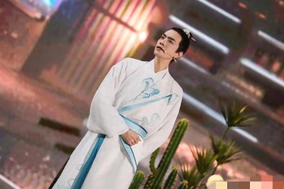 ​郑云龙阿云嘎同框上热搜，两人举动看出默契，网友评论热议！