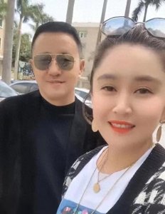 ​王小宝：与前妻离婚后，再娶小19岁的吴琼，今59岁一儿一女乐开怀