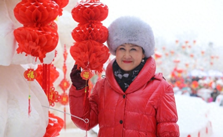 55岁张凯丽全家近照,神秘老公曝光,23岁女儿长相甜美