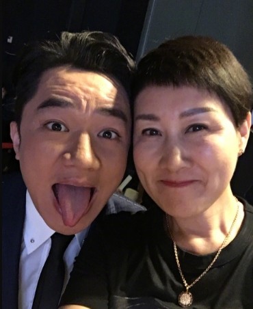 55岁张凯丽全家近照,神秘老公曝光,23岁女儿长相甜美