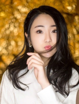 55岁张凯丽全家近照,神秘老公曝光,23岁女儿长相甜美