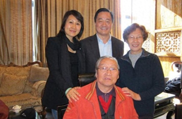 55岁张凯丽全家近照,神秘老公曝光,23岁女儿长相甜美