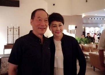 55岁张凯丽全家近照,神秘老公曝光,23岁女儿长相甜美