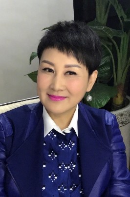 55岁张凯丽全家近照,神秘老公曝光,23岁女儿长相甜美