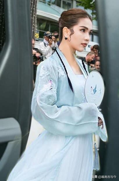 越南第一美女穿内衣现身红地毯被批,网友:大家帮她穿上美丽外套