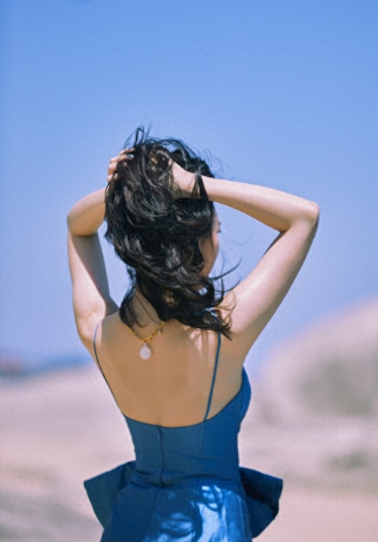 宣美晒美照,紫色包臀连衣裙太性感,一双纤细大长腿十分抢镜