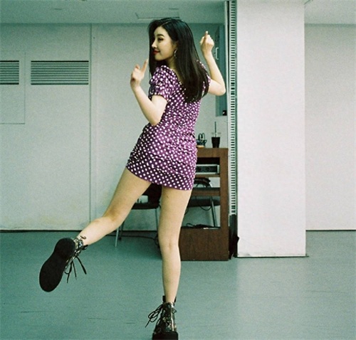 宣美晒美照,紫色包臀连衣裙太性感,一双纤细大长腿十分抢镜