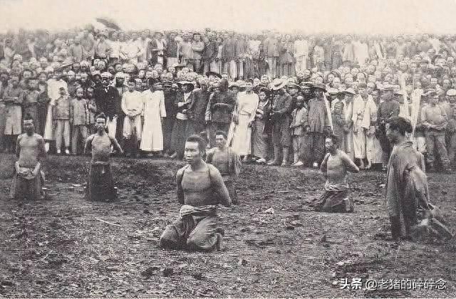 直击清末刑场，图1是刽子手，图3正在吃上路饭，图4是枭首示众
