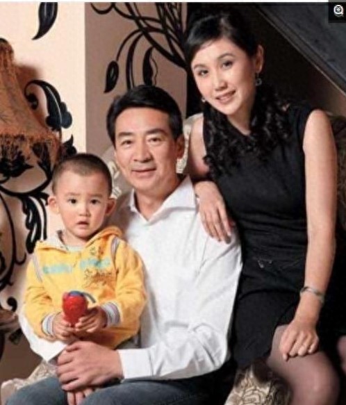 65岁寇振海和44岁漂亮妻子李婷的生活照