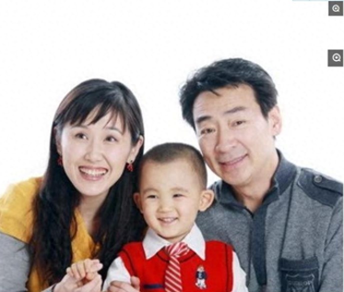 65岁寇振海和44岁漂亮妻子李婷的生活照