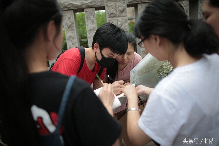 00后演员胡先煦结束高考,走出考场大喊“终于出关了”