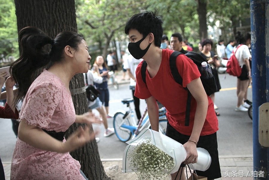 00后演员胡先煦结束高考,走出考场大喊“终于出关了”