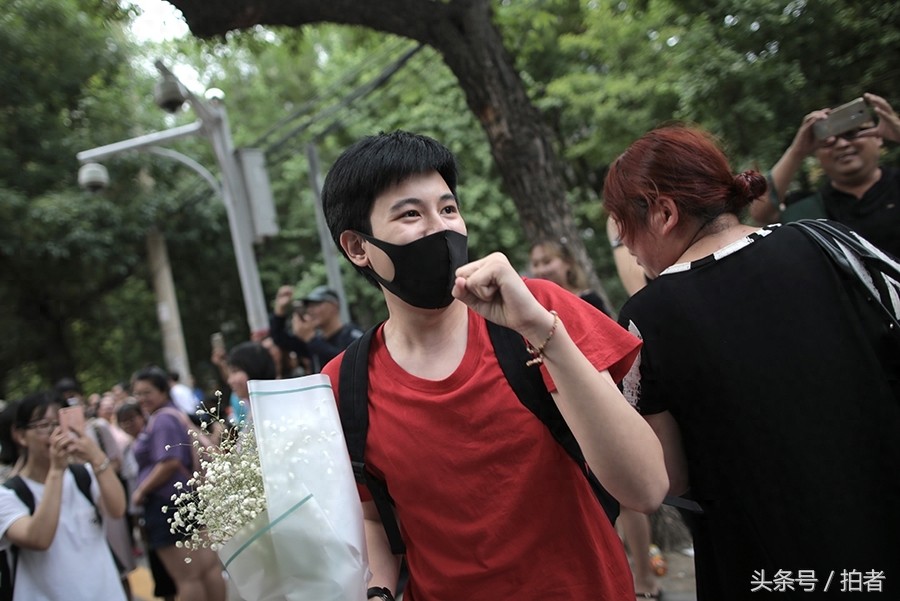 00后演员胡先煦结束高考,走出考场大喊“终于出关了”