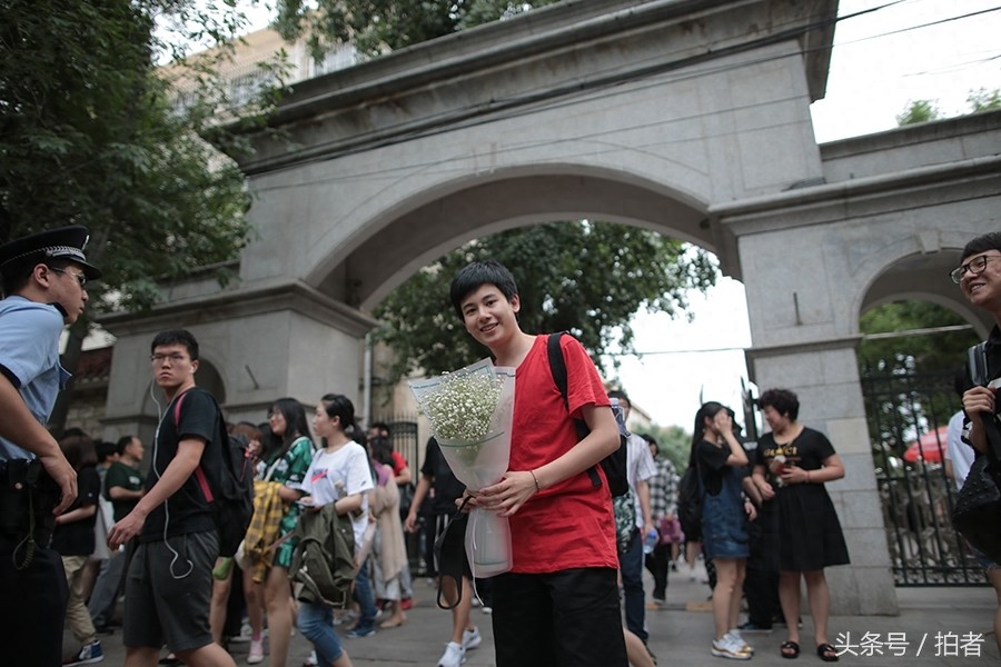 00后演员胡先煦结束高考,走出考场大喊“终于出关了”