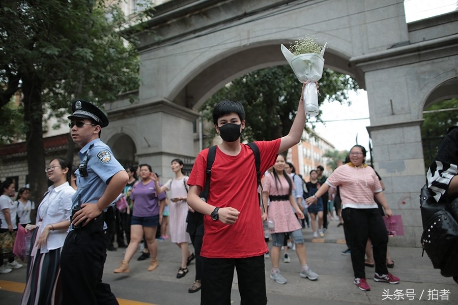 00后演员胡先煦结束高考,走出考场大喊“终于出关了”