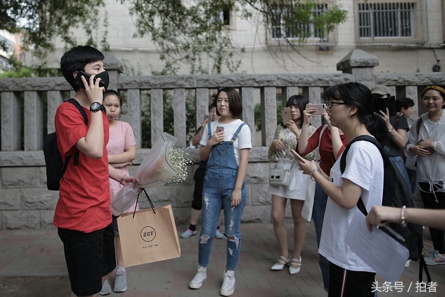 00后演员胡先煦结束高考,走出考场大喊“终于出关了”